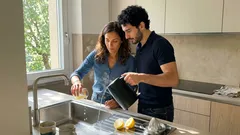 Scarichi che puzzano? Il trucco di acqua calda e limone che migliora l’odore in pochi minuti